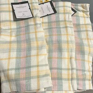 NWT Set of 3 Hand Towels